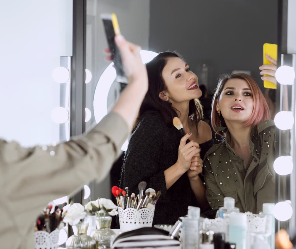 Mulheres bonitos tomando uma selfie